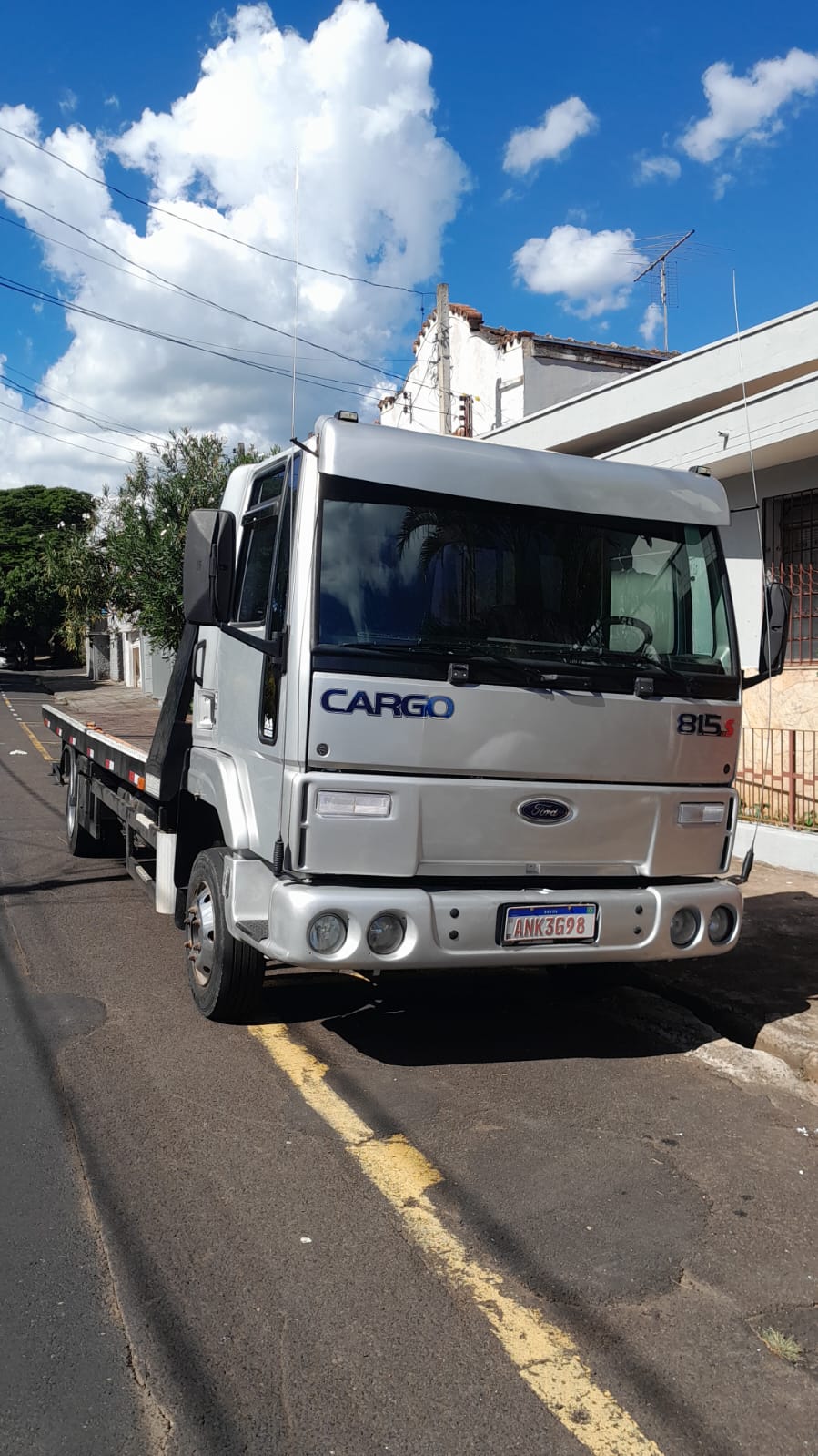 Caminhão guincho moderno da WR
