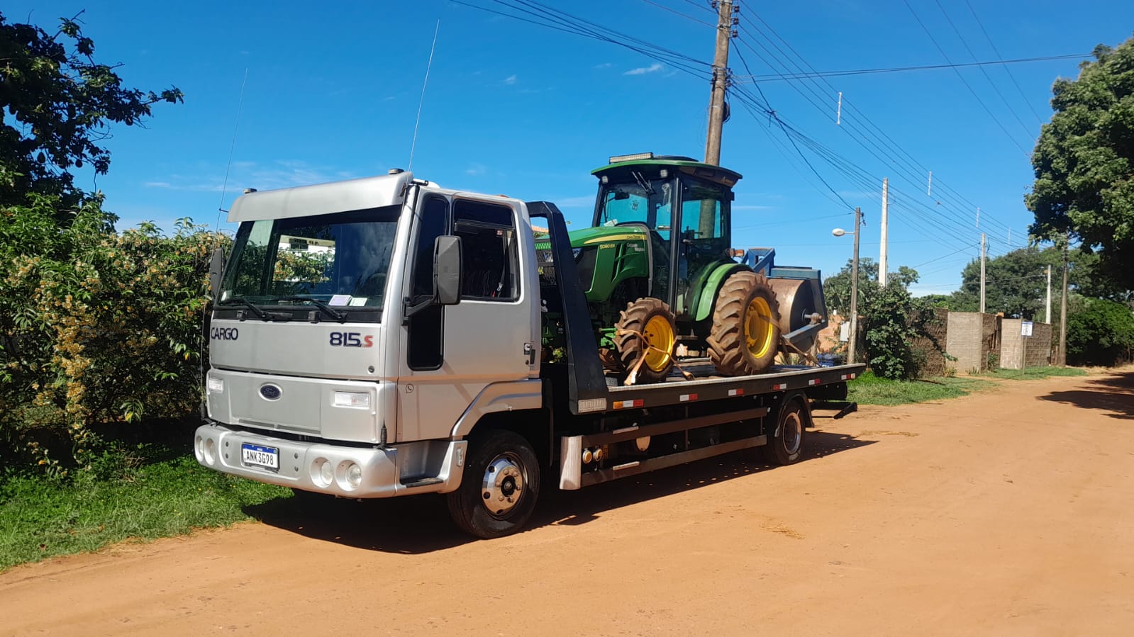 Guincho transportando máquina agrícola
